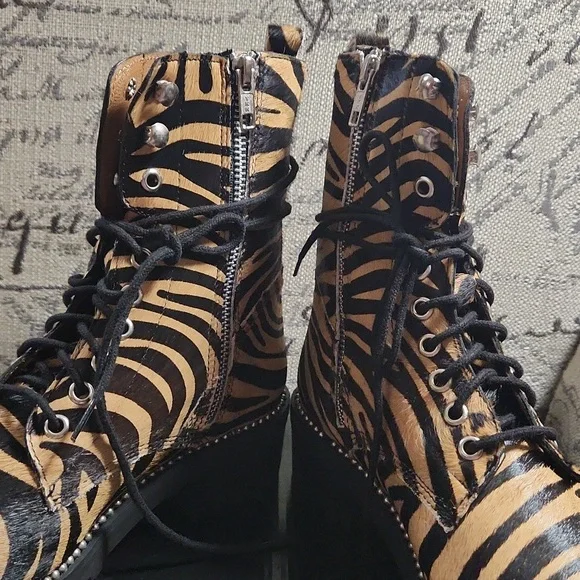 Aqua Women’s Tiger Print Jax Studded Hiker Combat Boots Lace Up Round Toe - Picture 4 of 5